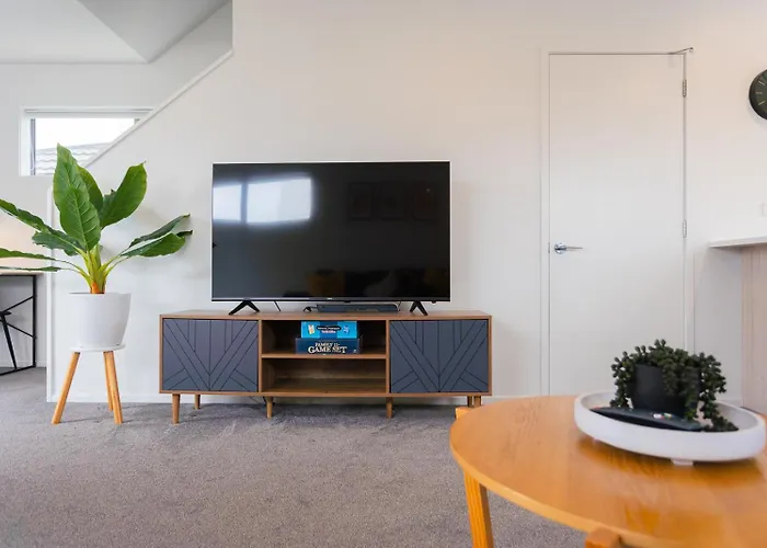 Cosy 2 Bed 3 Bath Home Close To Cbd And Hagley Park