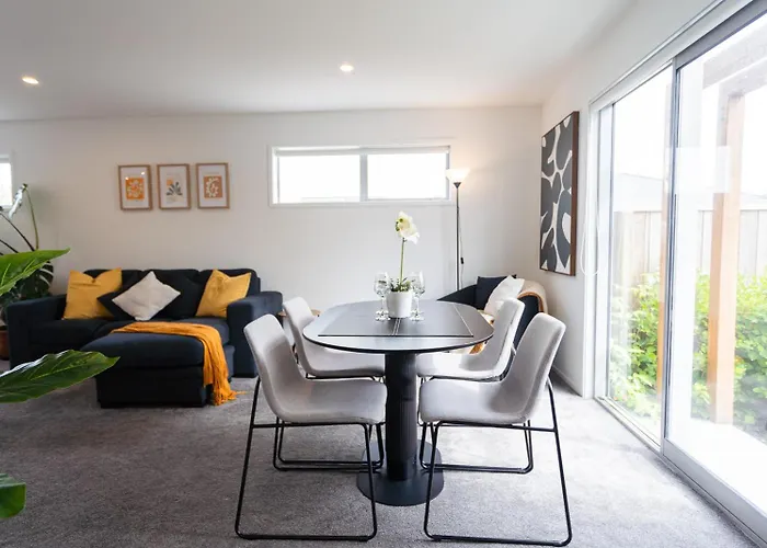 Cosy 2 Bed 3 Bath Home Close To Cbd And Hagley Park